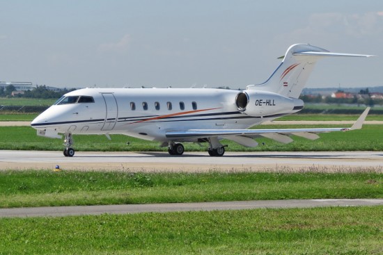 Bombardier BD-100-1A10 Challenger 300 - OE-HLL