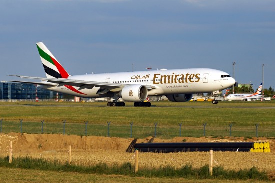 večerní přílet druhé linky Emirates