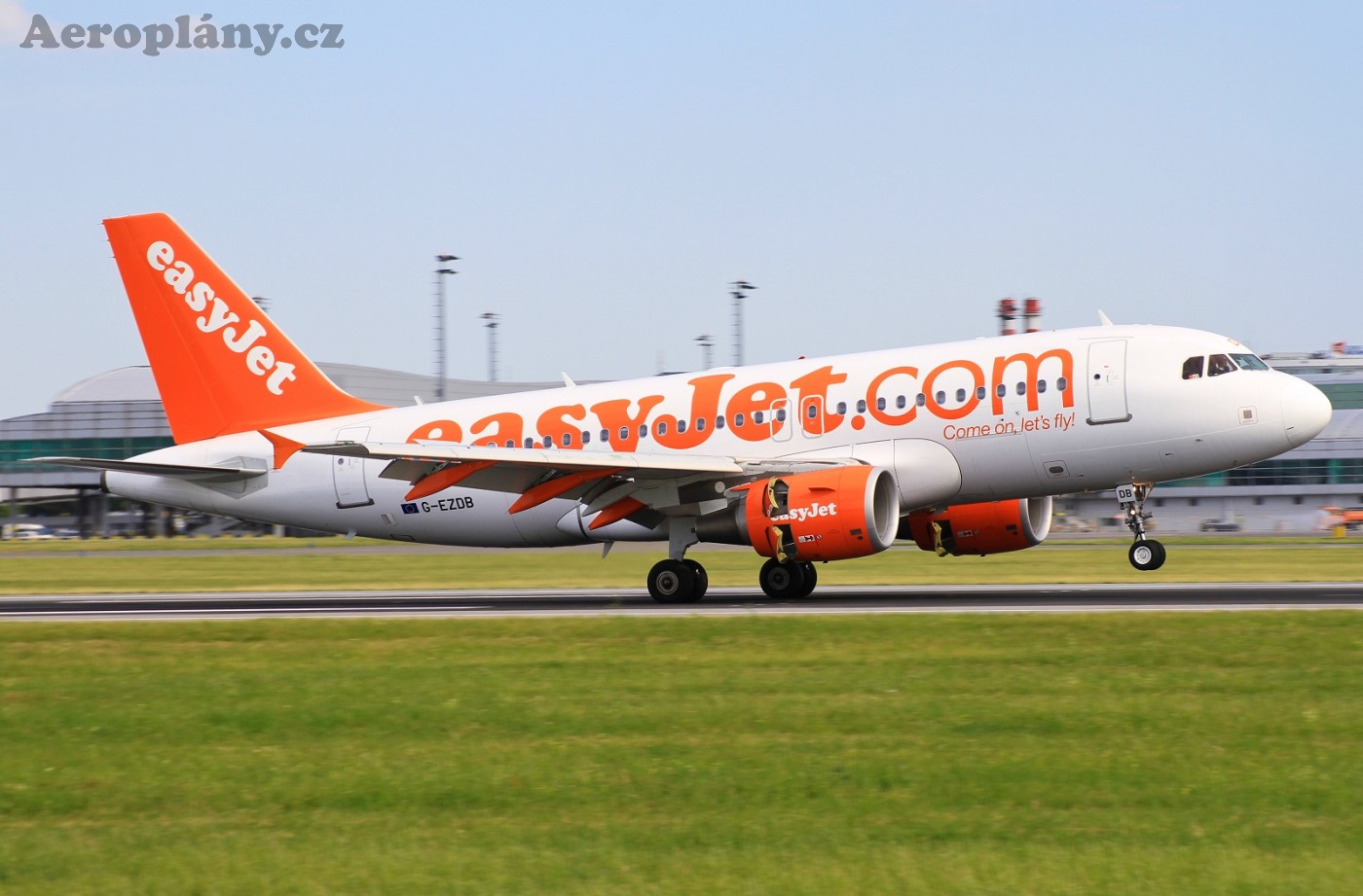 Airbus A319-111 - G-EZDB 