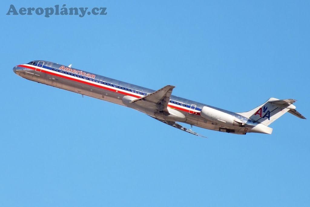MD 83 - N590AA