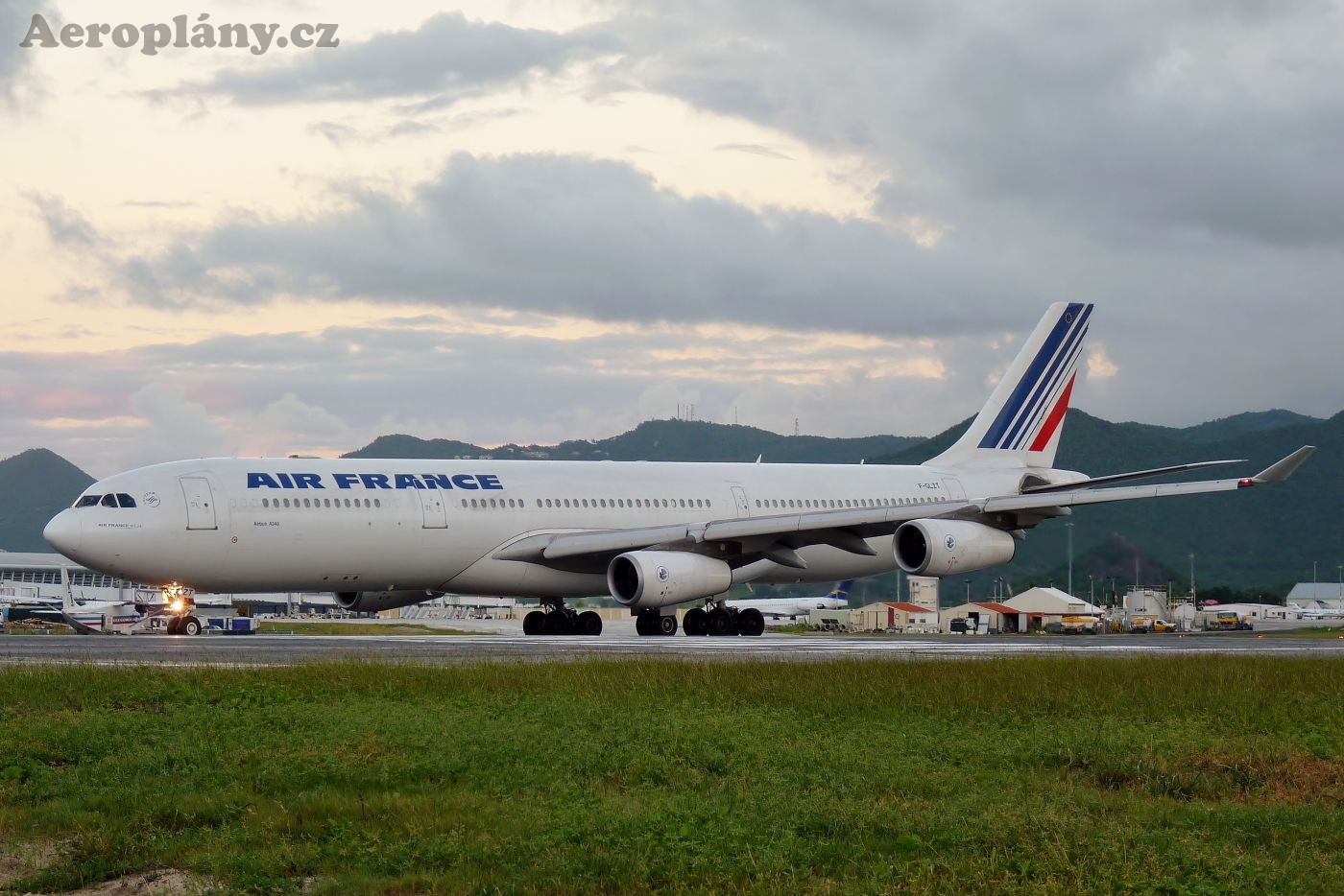 Airbus A340-313X - F-GLZT