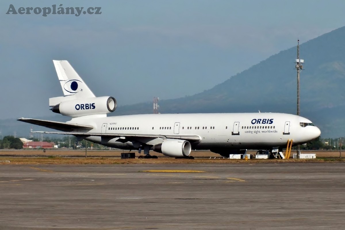McDonnell Douglas DC-10-10 - N220AU