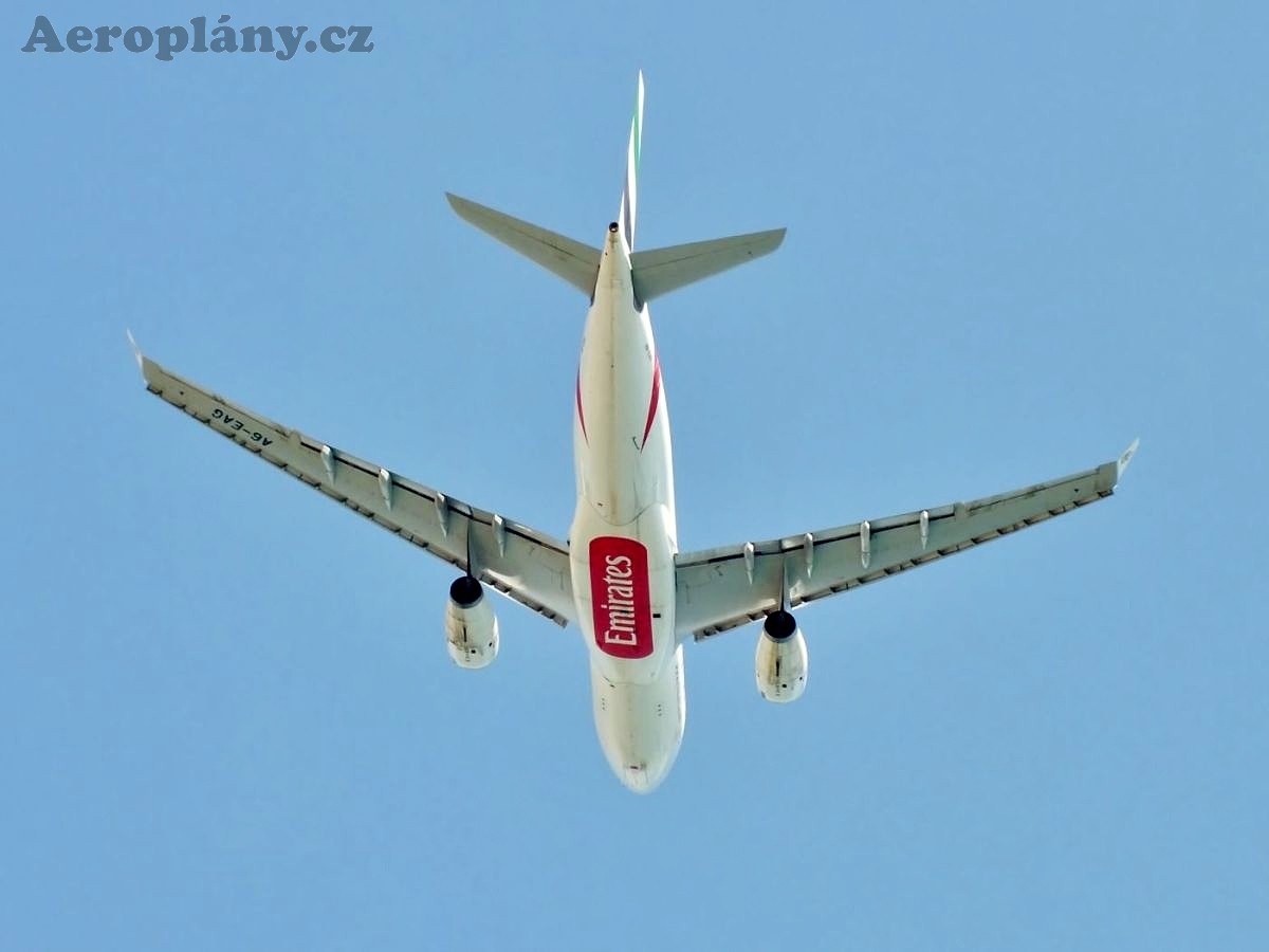 Airbus 330-243 - A6-EAG