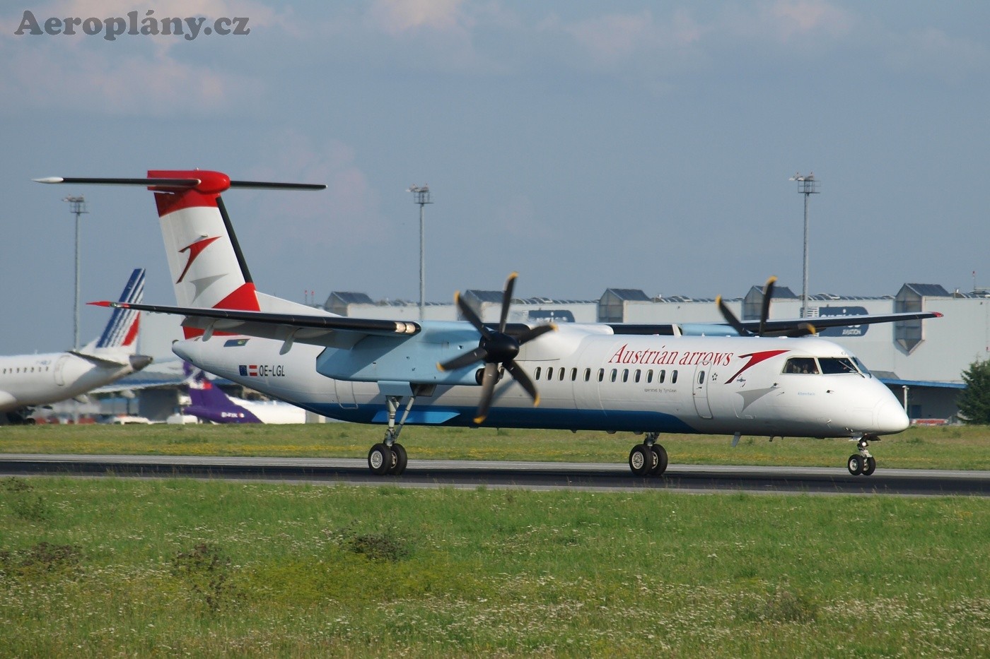 de Havilland Canada DHC-8Q-402 - OE-LGL