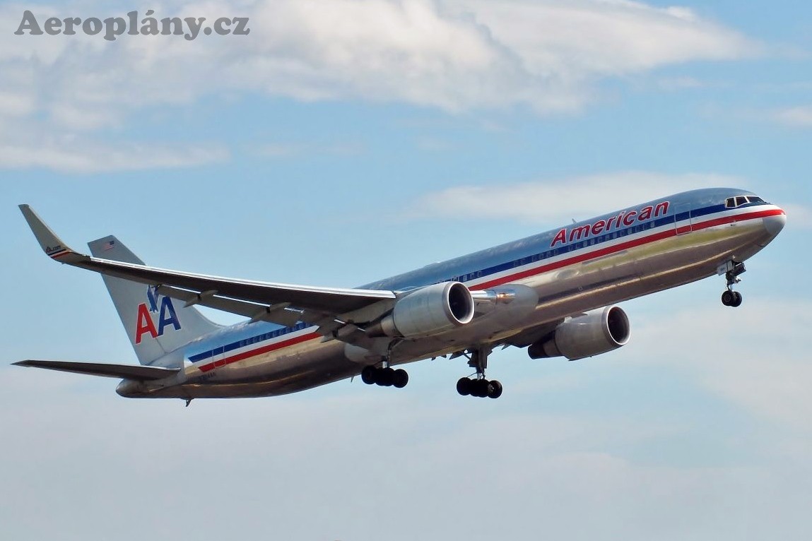 Boeing 767-323ER - N394AN