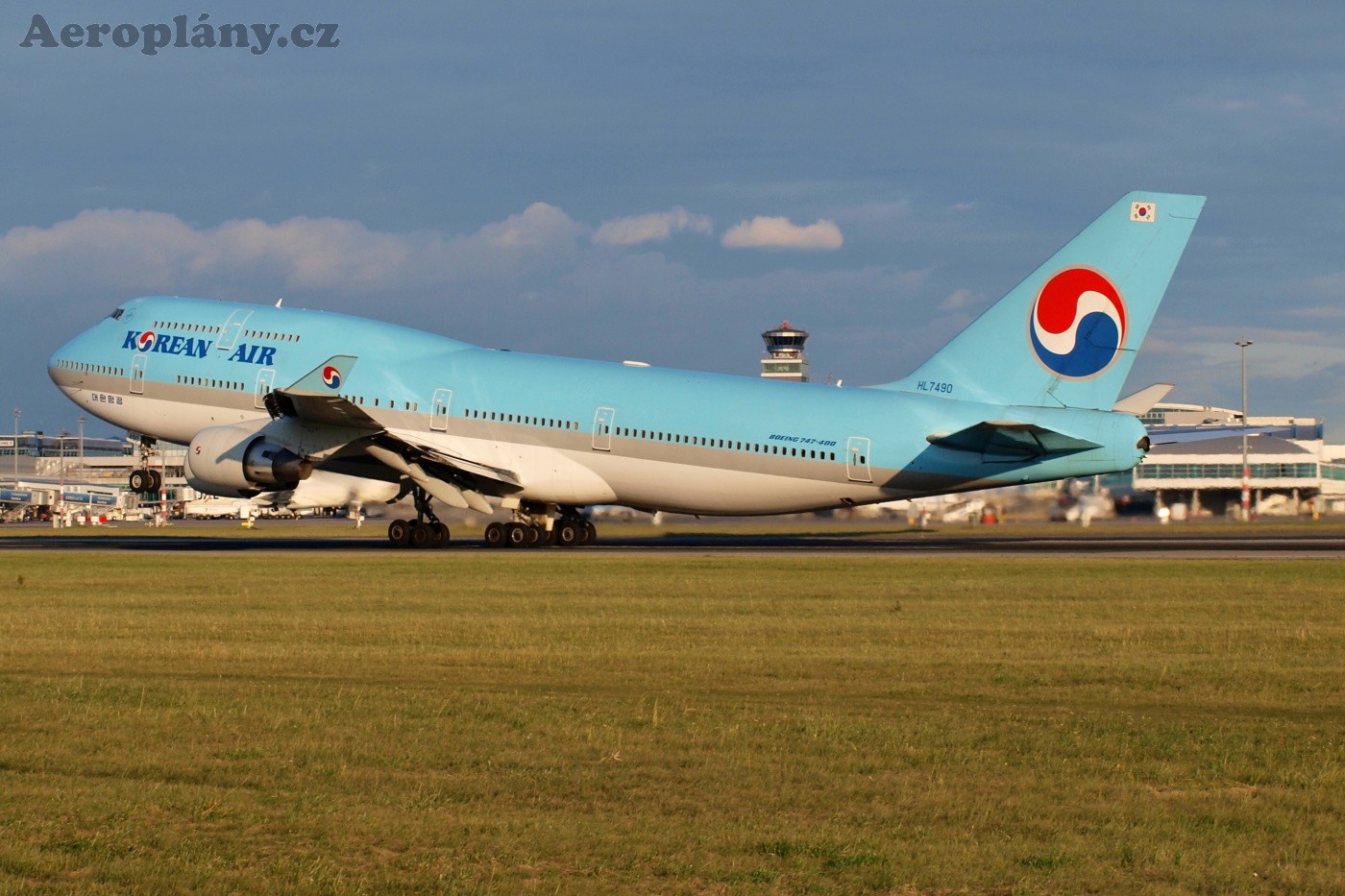 Boeing 747-4B5 - HL7490