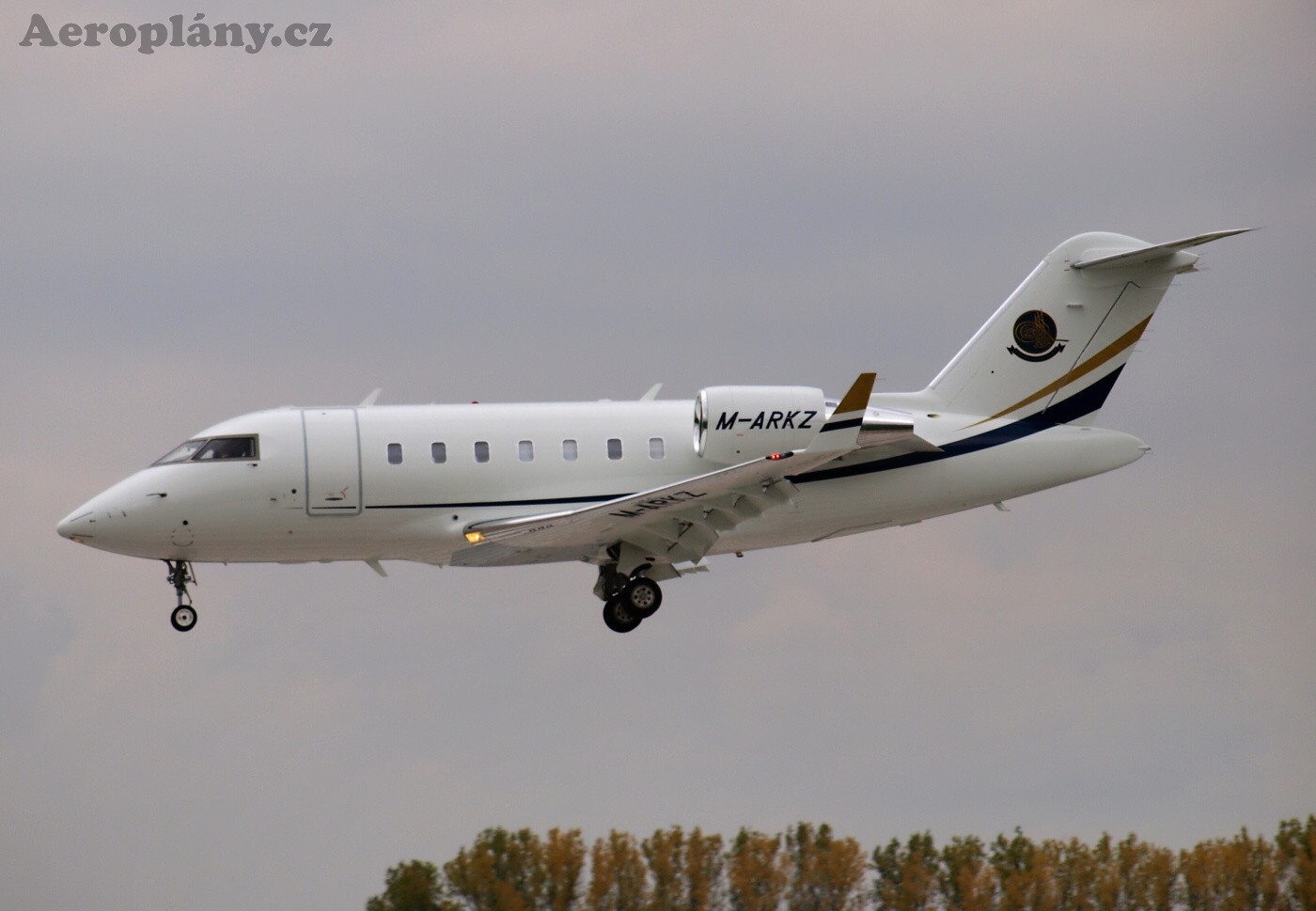 Bombardier CL-600-2B16 Challenger 605 - M-ARKZ
