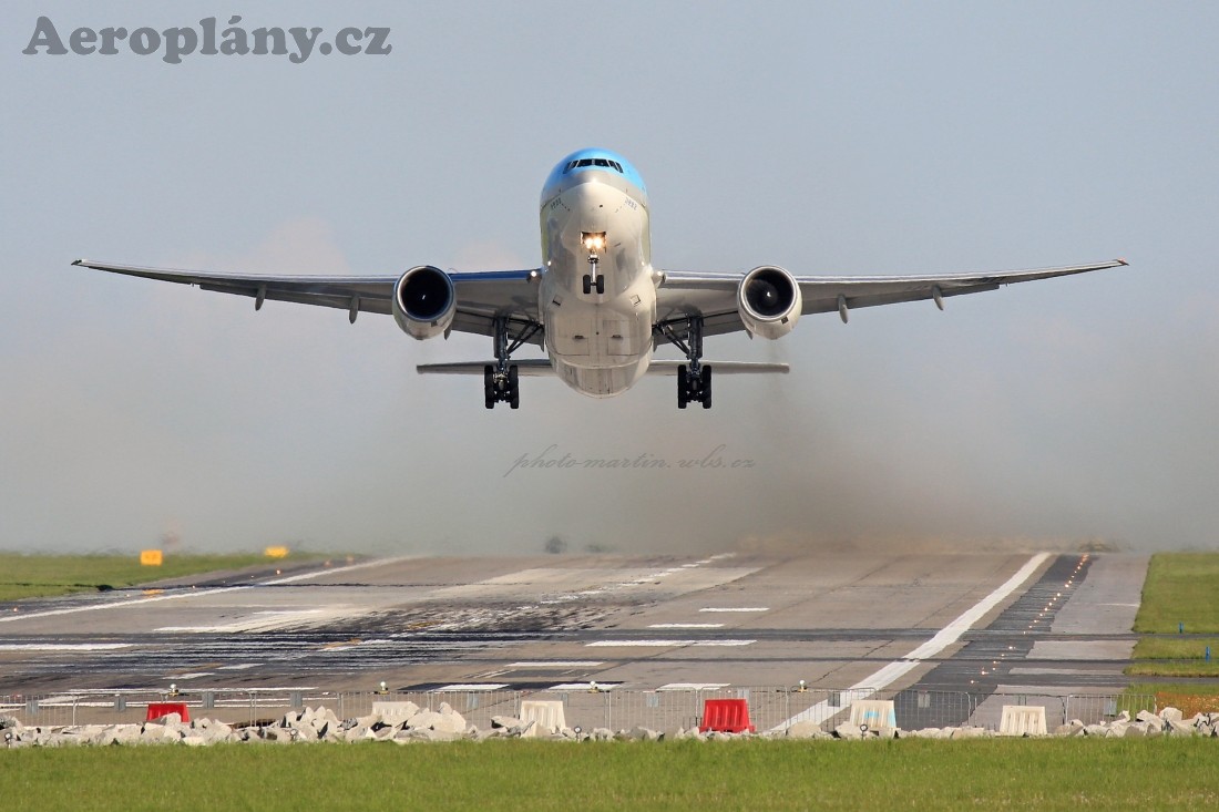 Boeing 777-2B5/ER - HL7530