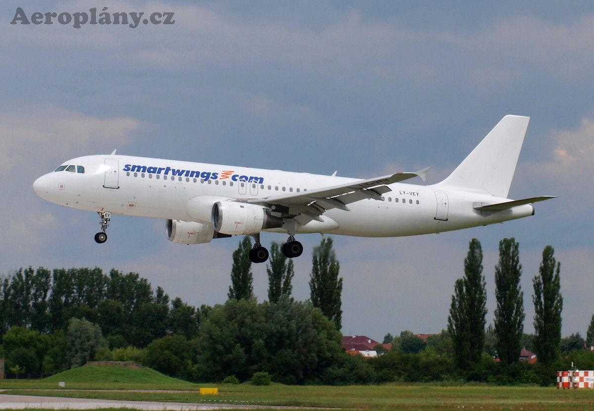 Airbus A320-212 - LY-VEY
