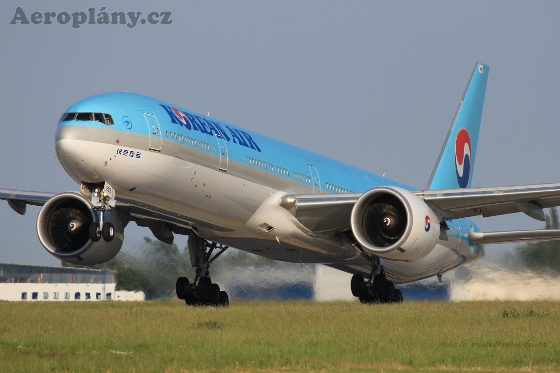 Boeing 777-3B5/ER - HL8209
