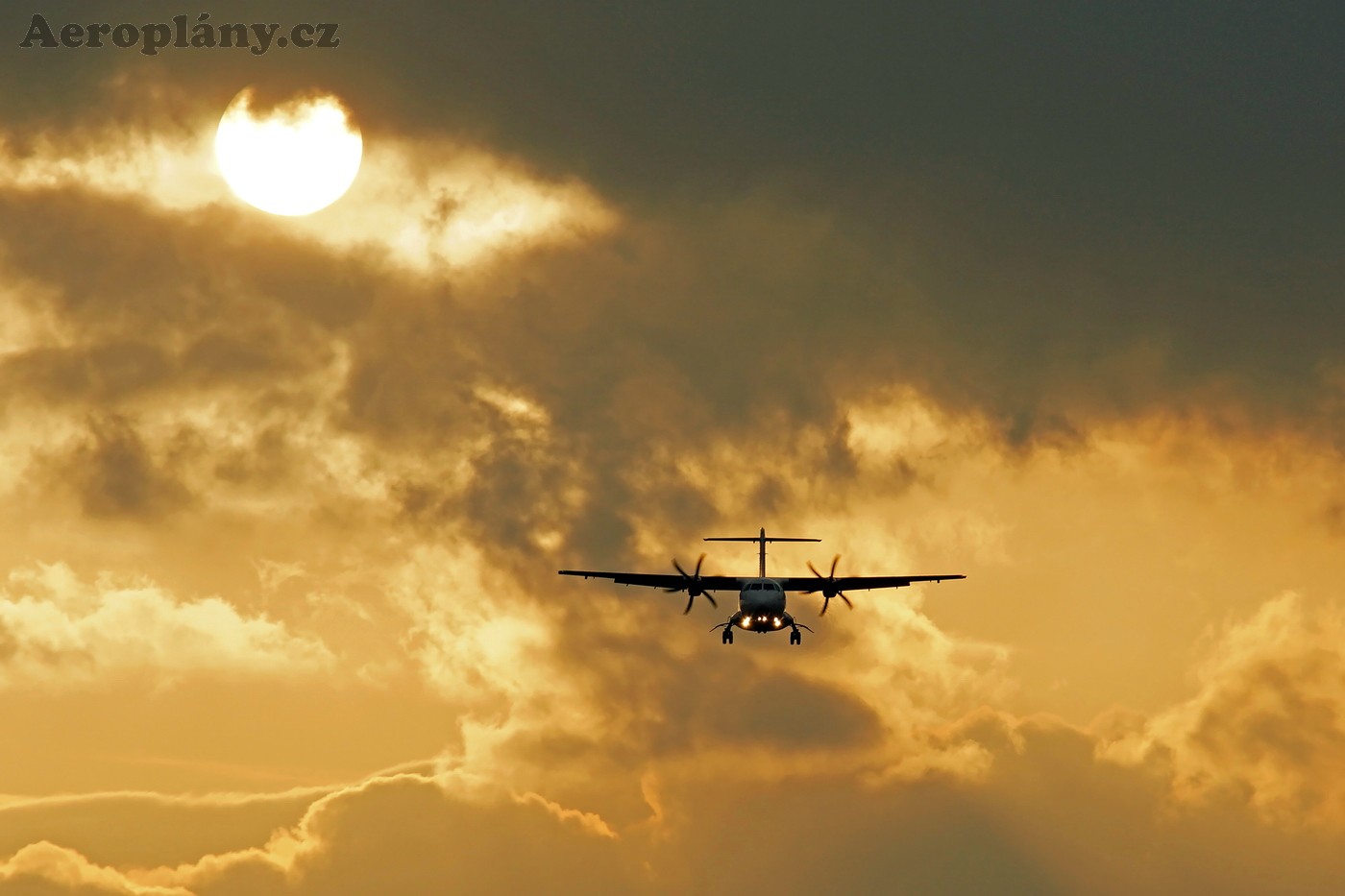 večerní přistání na RWY 06