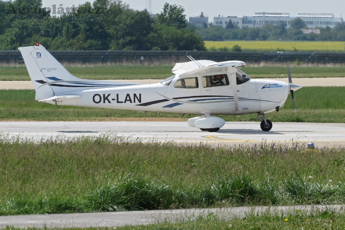 Cessna 172S Skyhawk SP - OK-LAN