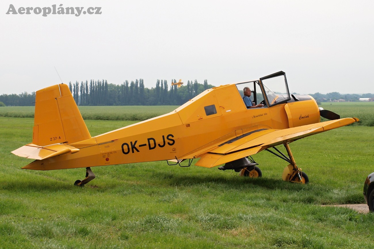 Zlín Z-37A Čmelák - OK-DJS
