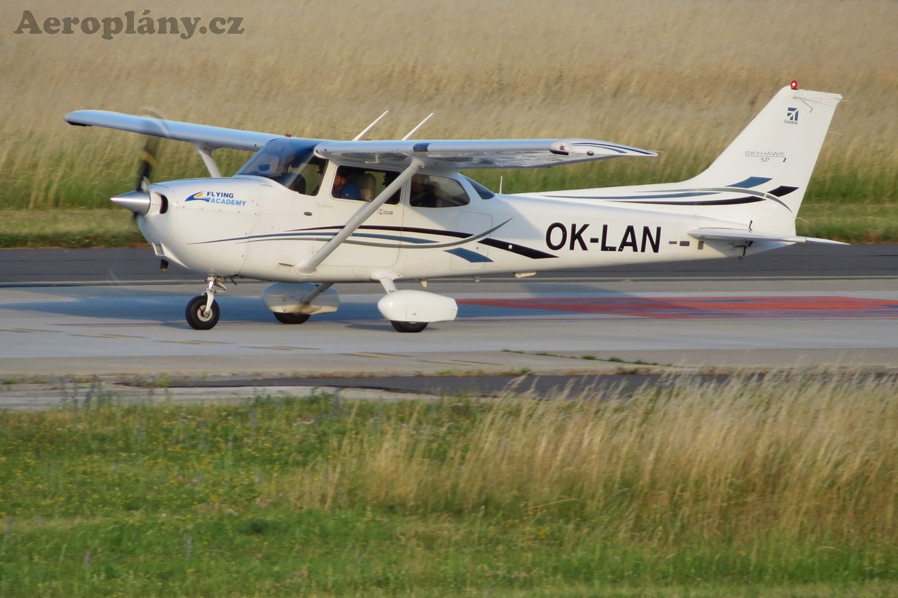 Cessna 172S Skyhawk SP - OK-LAN