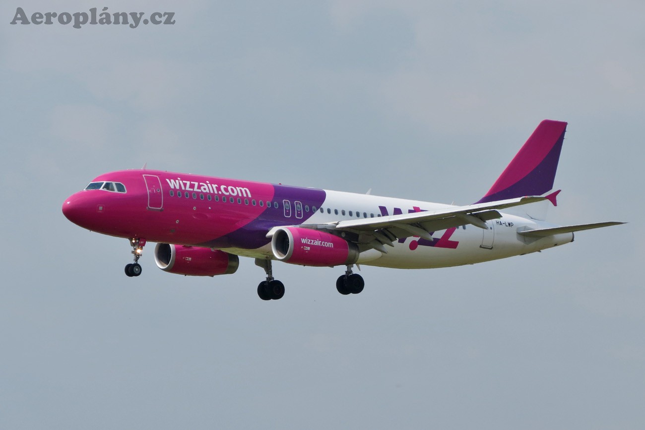 Airbus A320-232 - HA-LWP