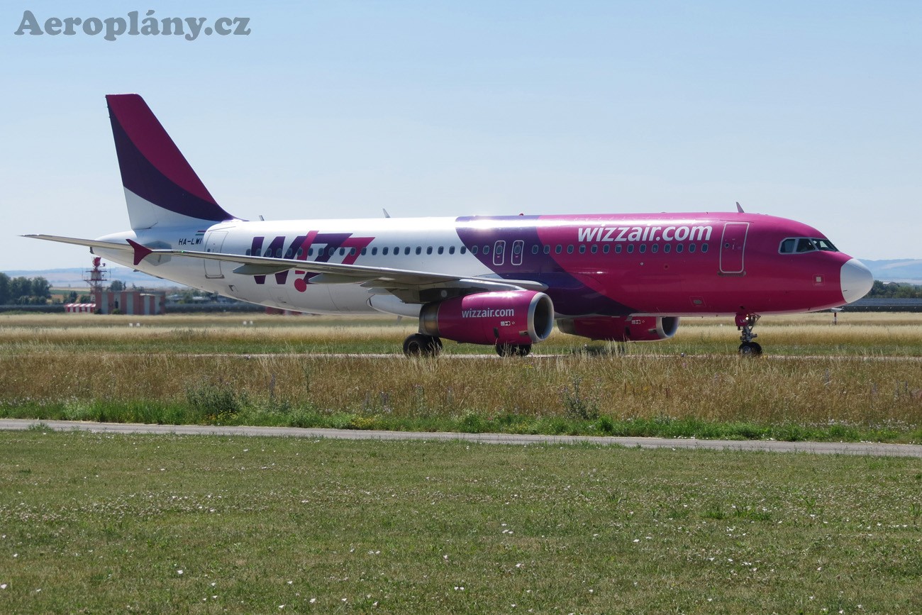 Airbus A320-232 - HA-LWI