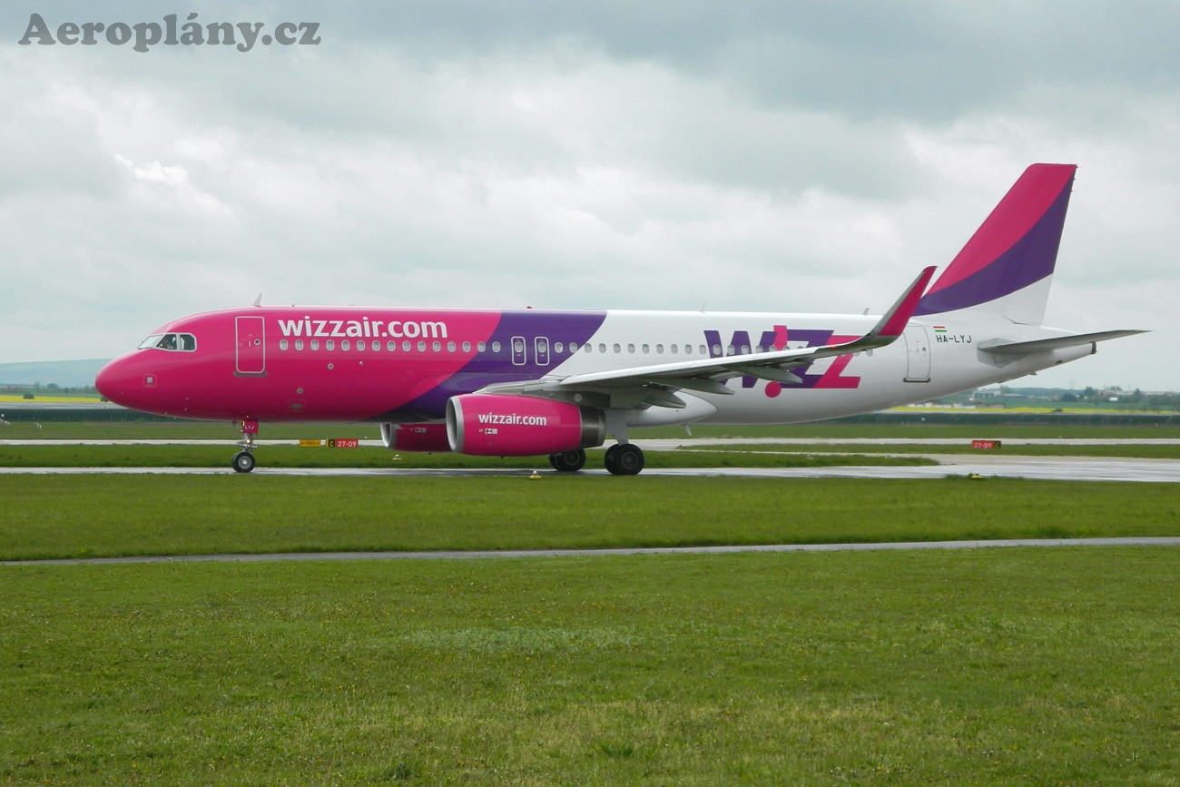 Airbus A320-232 - HA-LYJ
