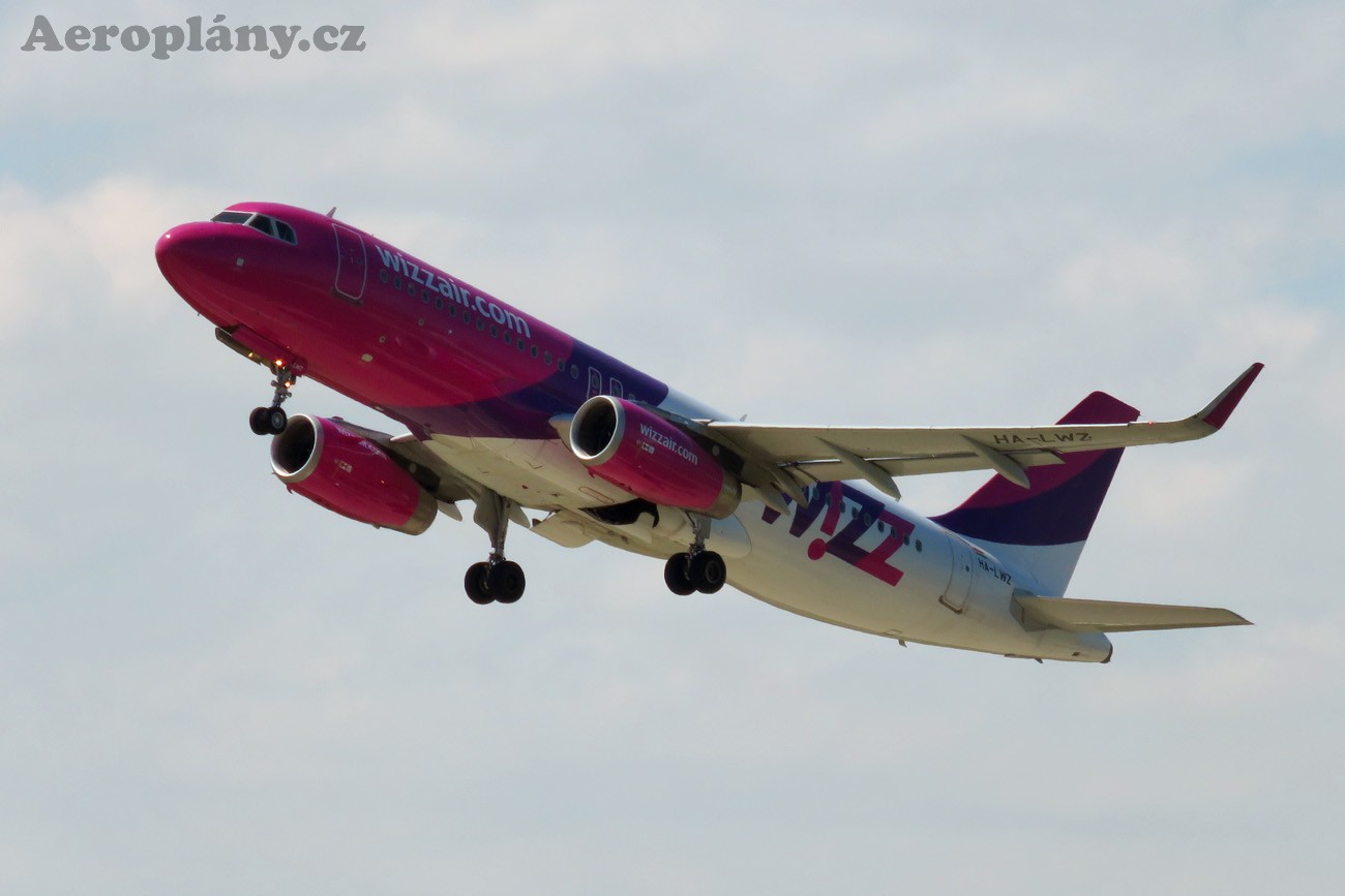 Airbus A320-232 - HA-LWZ