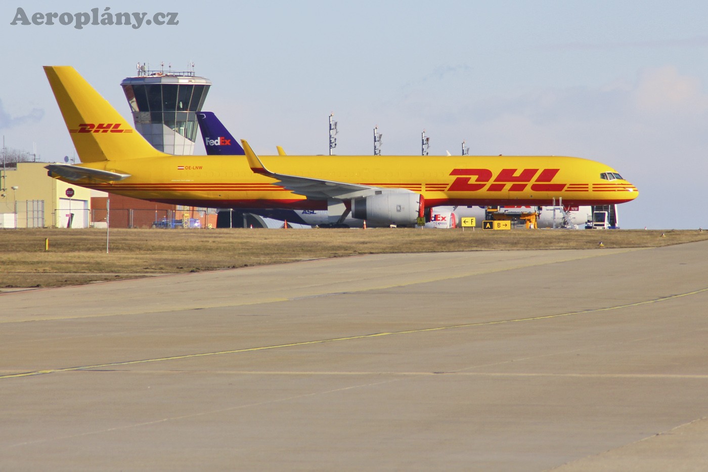 Boeing 757-223(PCF) - OE-LNW