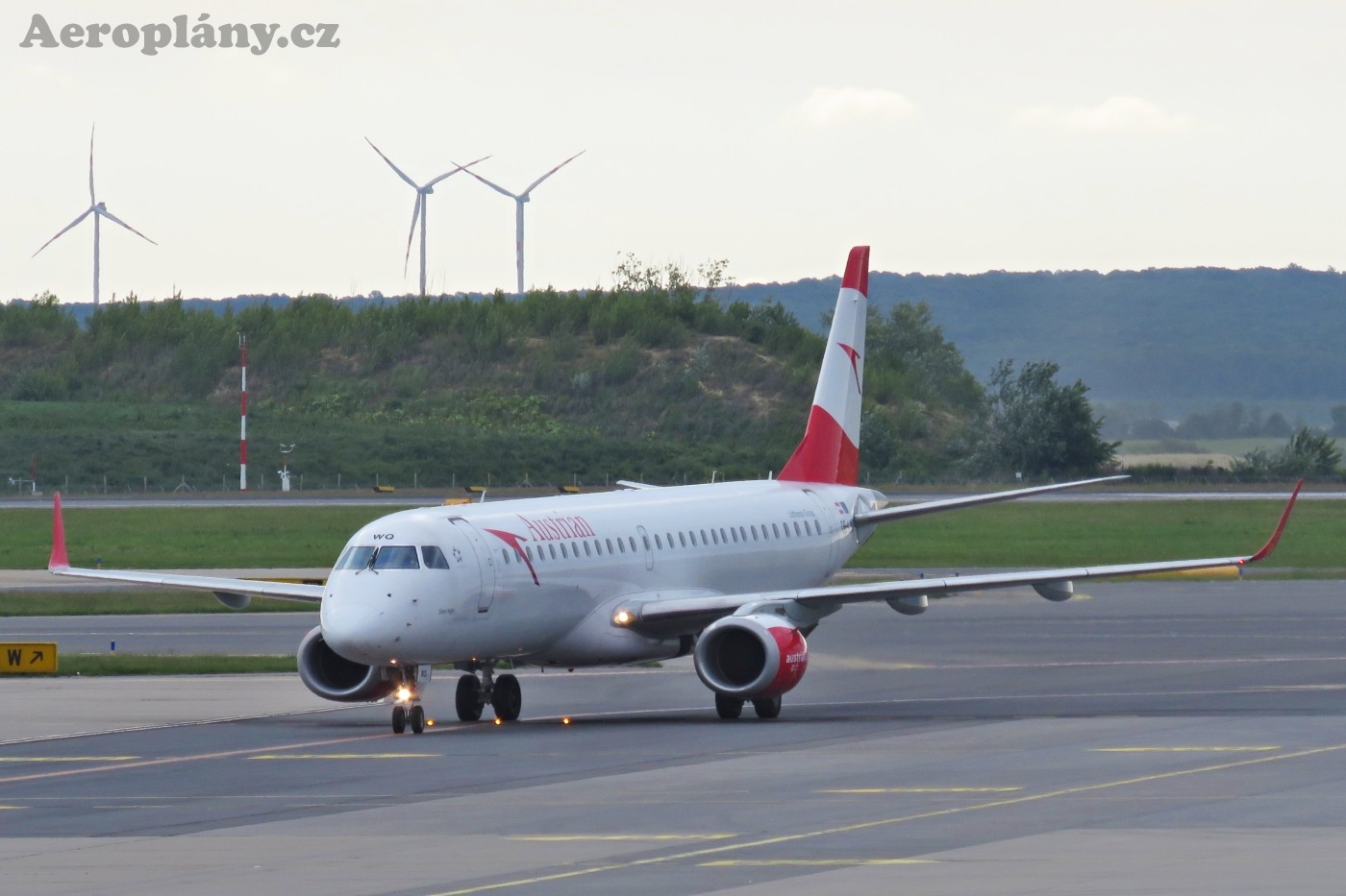 Embraer 195LR (ERJ-190-200LR) - OE-LWQ
